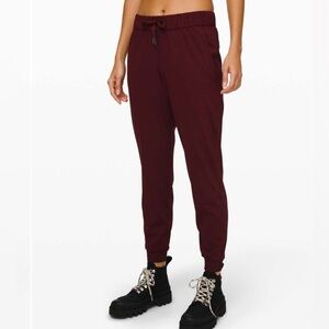 Lululemon On the Fly Jogger *Luxtreme Garnet Size 6 EUC